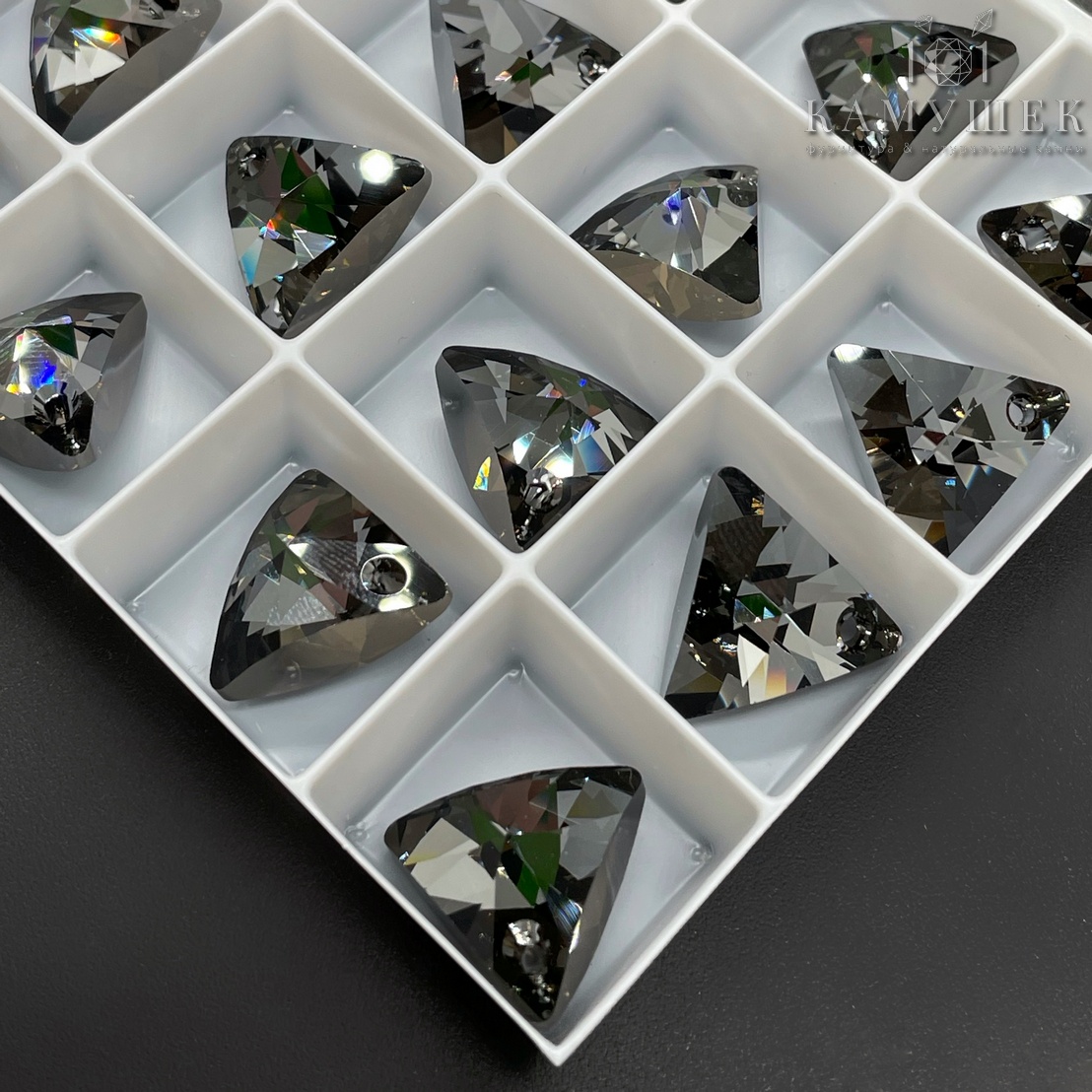 6628 XILION Triangle 16 мм Crystal Silver Night (SINI)